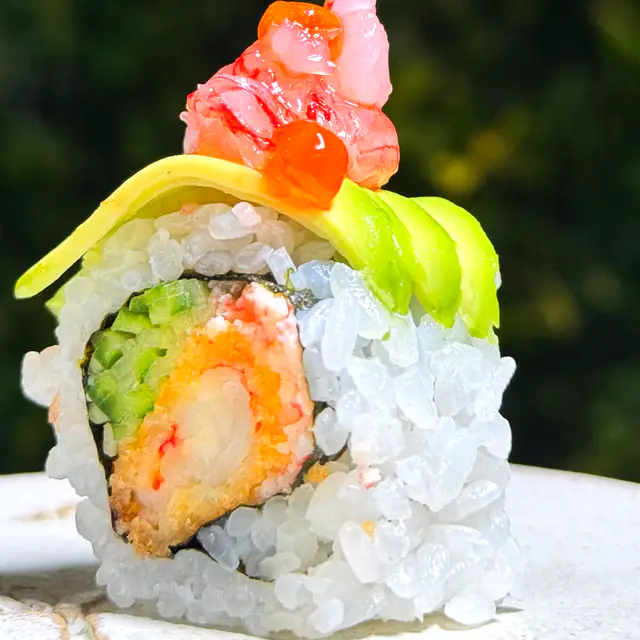 Live Roll : uramaki avec avocat, tartare et œufs de saumon