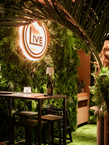 Jungle Room aux murs végétaux avec le logo Live